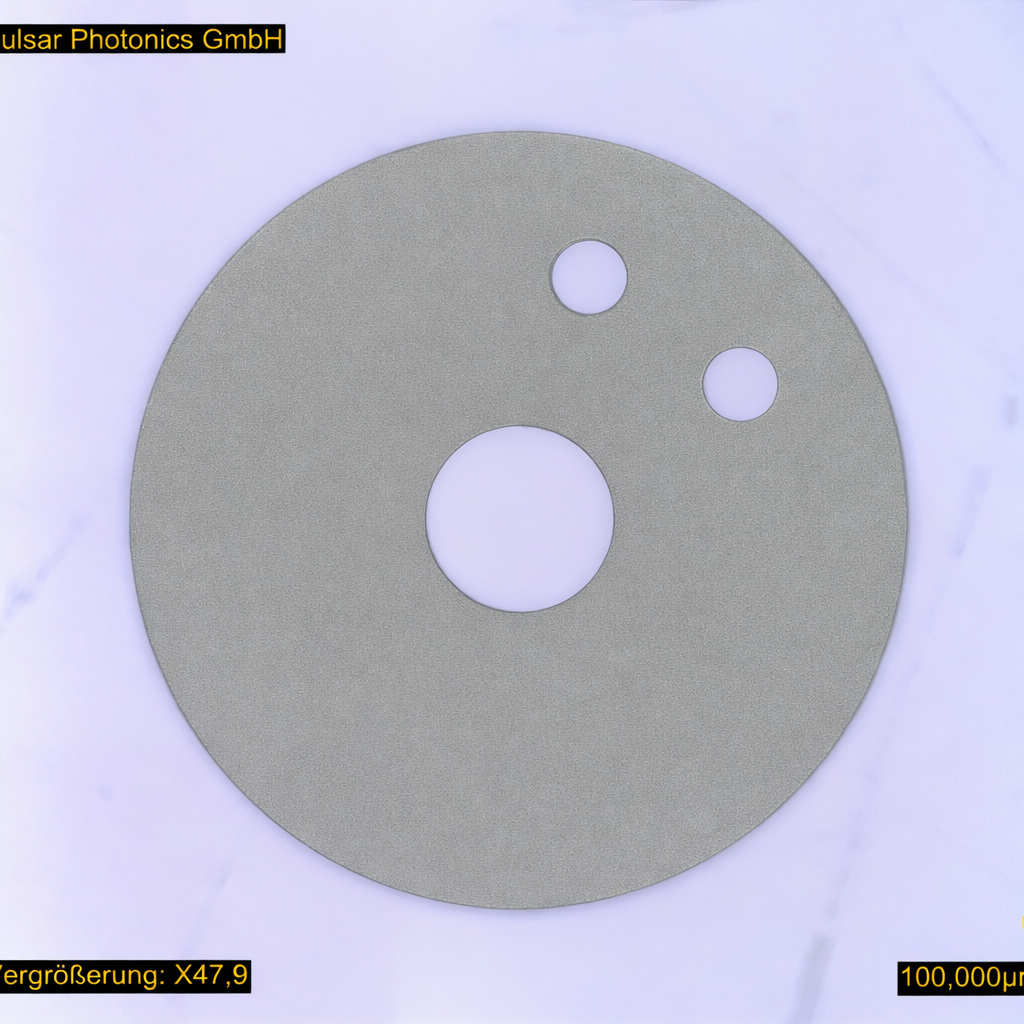 400 µm große Bohrungen in Metallplättchen